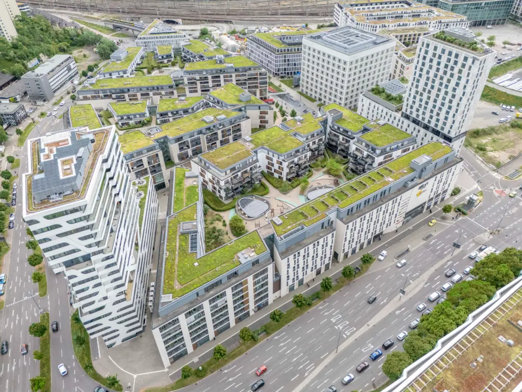 Drohnenaufnahme des Milaneo Office und der umliegenden Gebäude im Europaviertel Stuttgart mit begrünten Dächern und moderner Architektur.
