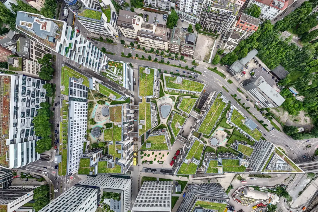 Vogelperspektive Drohnenaufnahme des Milaneo Office und umliegender Gebäude im Europaviertel Stuttgart mit begrünten Dachflächen.